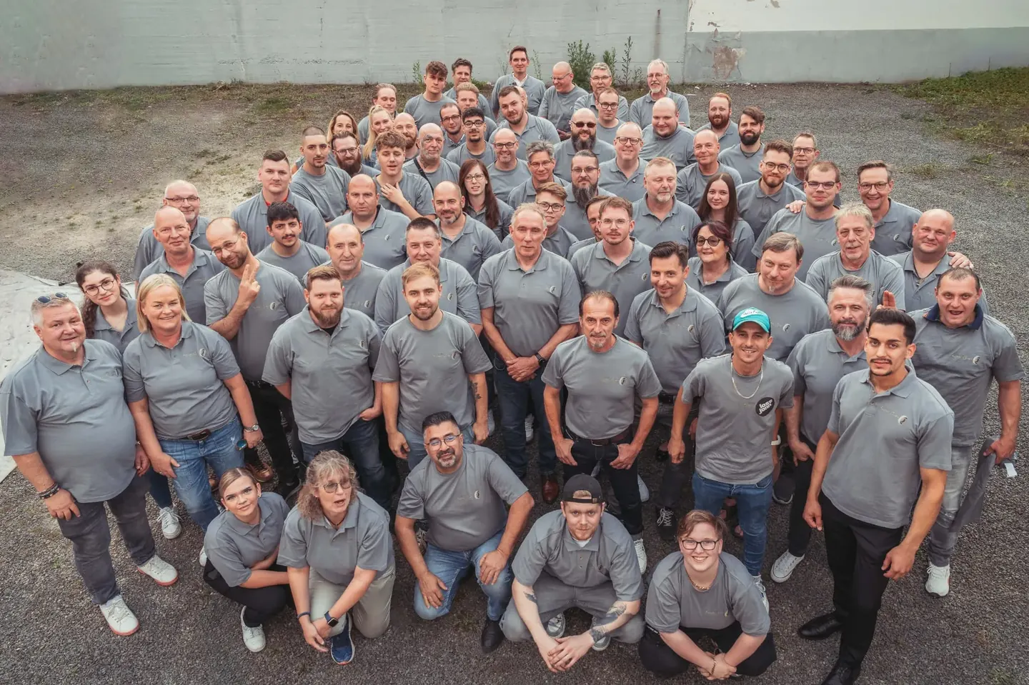Das Team der Gummi Berger Gruppe vor einer Niederlassung